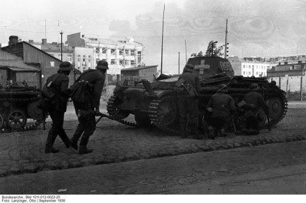 Scherl Bilderdienst Polen - September 1939 Erste deutsche Vorhuten erreichen die polnische Hauptstadt; Infanterie mit Panzerunterstützung geht in einem Vorort von Warschau vor. PK: Lanzinger 11846-39 ADN-TEXT: ADN-Zentralbild II. Weltkrieg 1939-1945 Überfall der faschistischen deutschen Wehrmacht auf Polen am 1.9.1939 Warschau ist durch faschistische Truppen von allen Seiten eingeschlossen. Die regulären polnischen Truppen und freiwillige Arbeitsbataillone verteidigen heldenhaft die Stadt gegen eine vielfache Übermacht. Deutsche Infanterie geht im Schutz von Panzern in einer Vorstadtstrasse vor. 11846-39